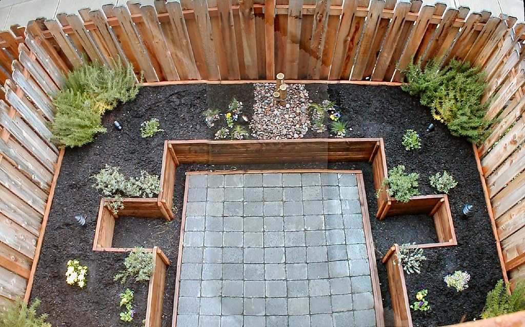 Pose de terrasse en bois et plantation de graminées dans un jardin angevin